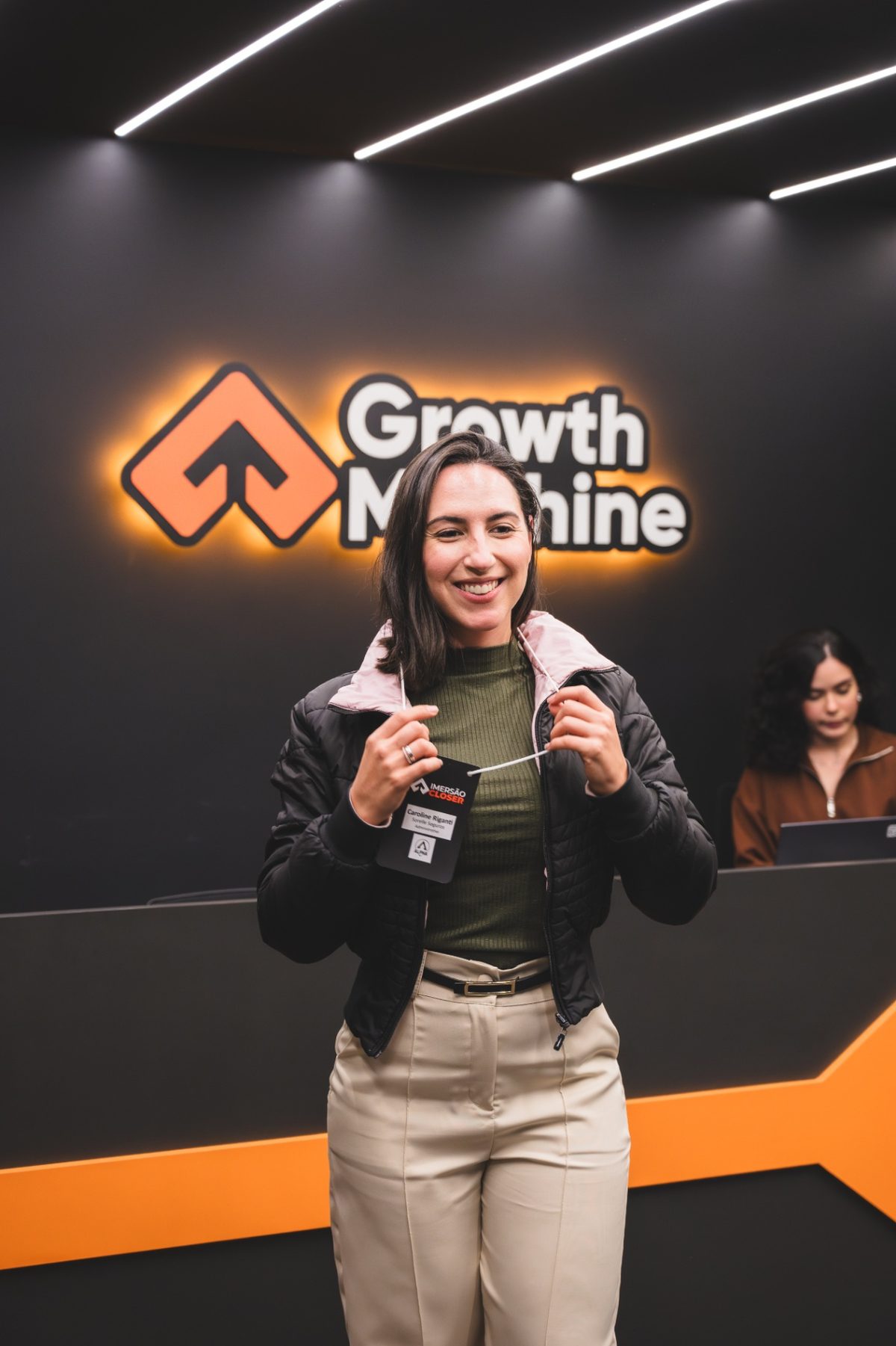 Participante recebendo credencial