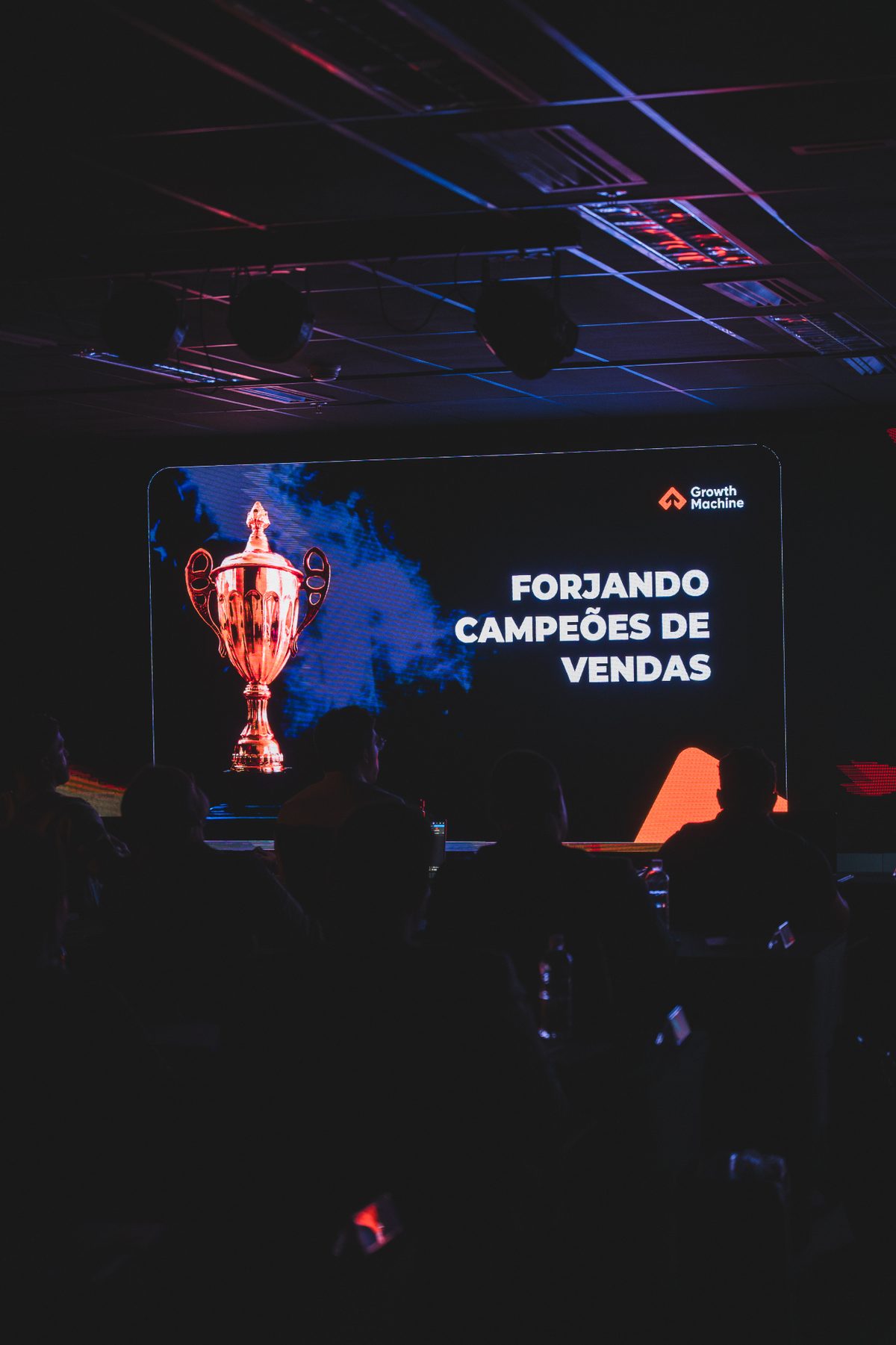 Forjando Campeões de Vendas: troféu no palco