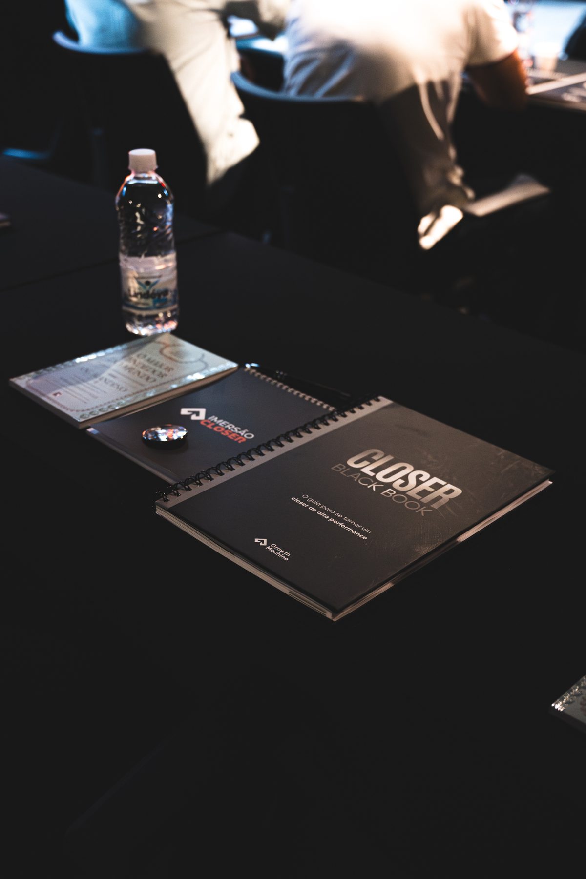 Closer Black Book sobre a mesa do evento